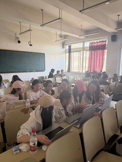 标题: 图4 2023级毕业论文辅导会分组指导 - 说明 图4 2023级毕业论文辅导会分组指导
